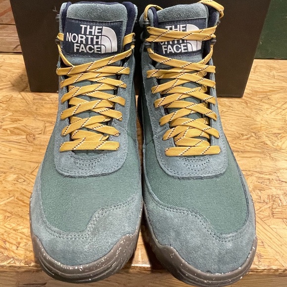 Brand new unworn in box The North Face water proof Berkeley boot. Only size 13 - Picture 2 of 6